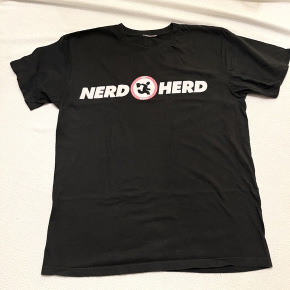 🤓 🖤❤️ Nerd Herd Chuck ❤️🖤 T-shirt Men's M - Picture 1 of 7